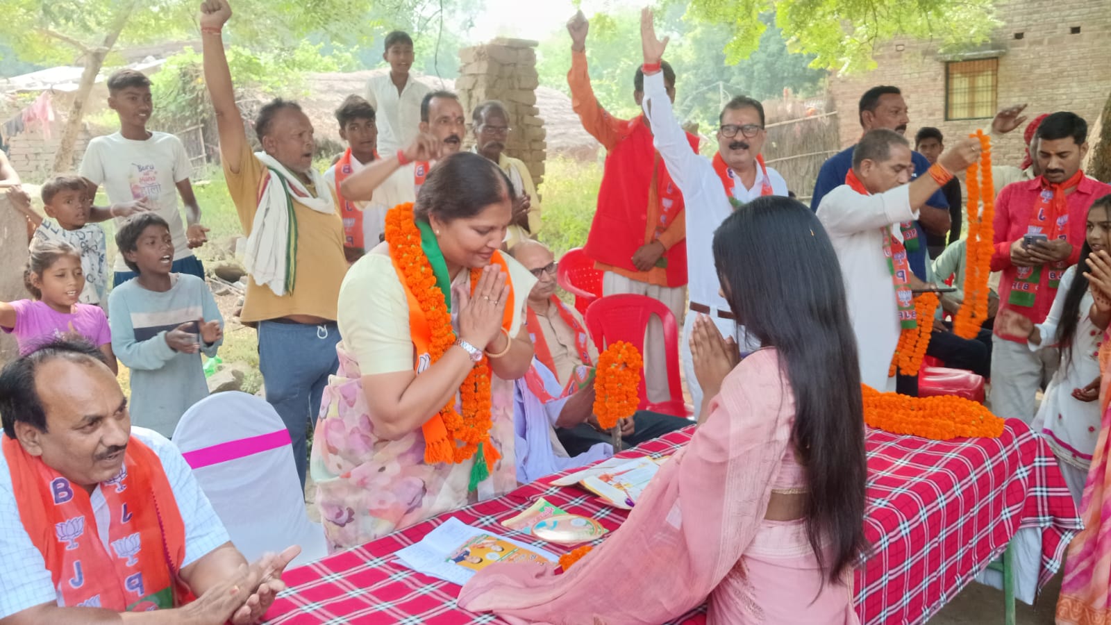 पूर्व विधायक एवं भाजपा प्रत्याशी सुचिस्मिता मौर्य ने पहाडी ब्लाक के गांवो मे किया घर घर सम्पर्क, मांगा जीत का आशीर्वाद