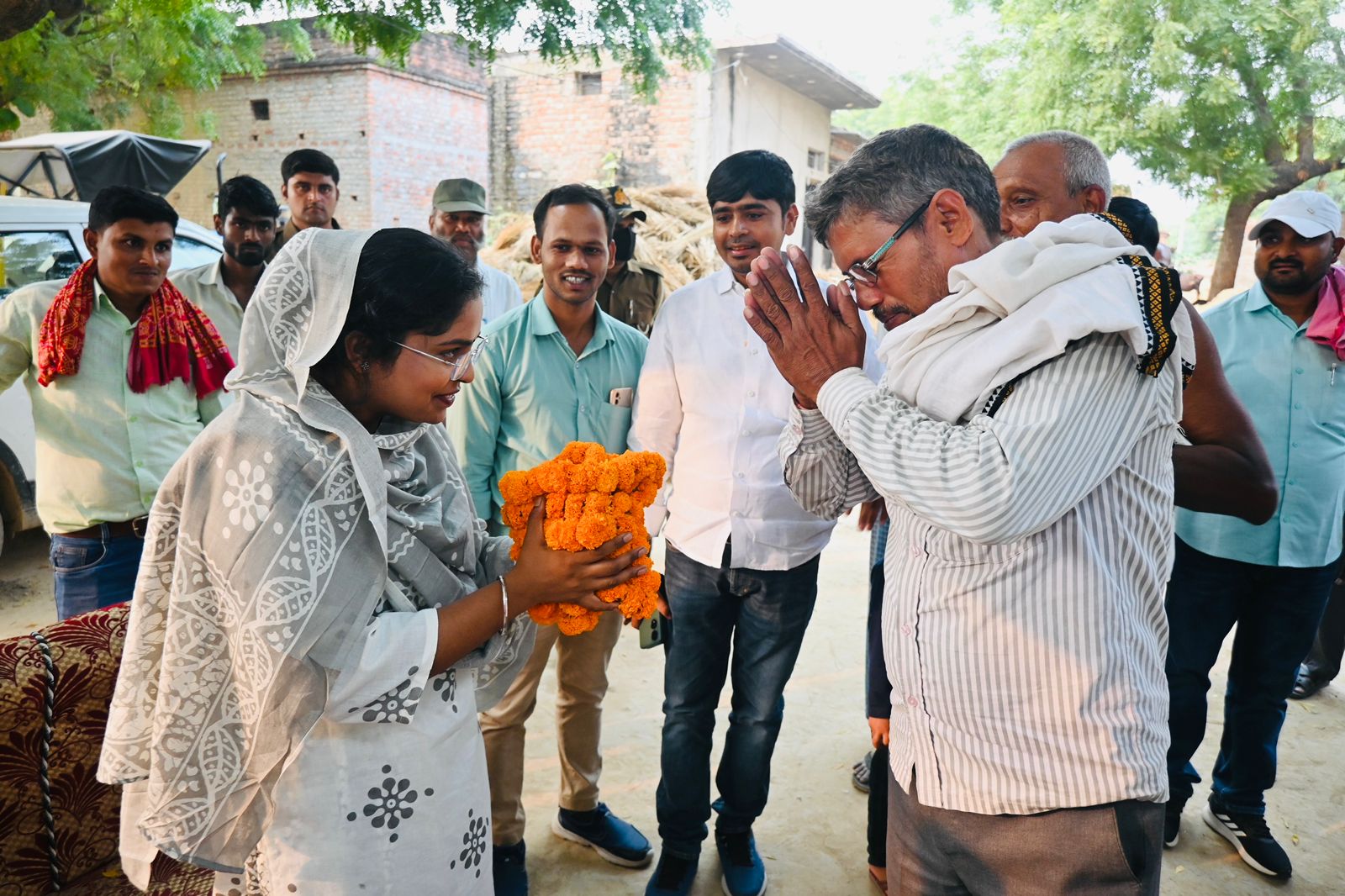 सपा प्रत्याशी डाॅ0 ज्योति बिन्द का क्षेत्र भ्रमण हुआ तेज