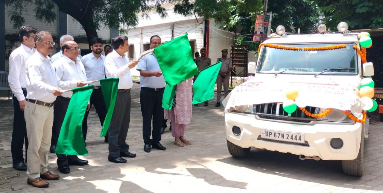 राष्ट्रीय लोक अदालत के प्रचार वाहन को मिर्जापुर जिला जज अनमोल पाल ने किया रवाना