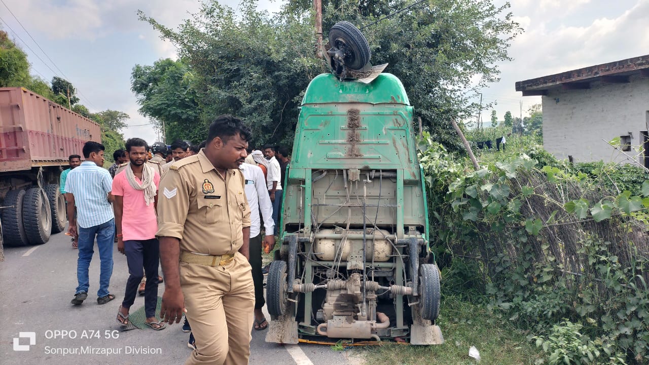 तेज रफ्तार ऑटो अनियंत्रित होकर पलटी, सात लोग घायल