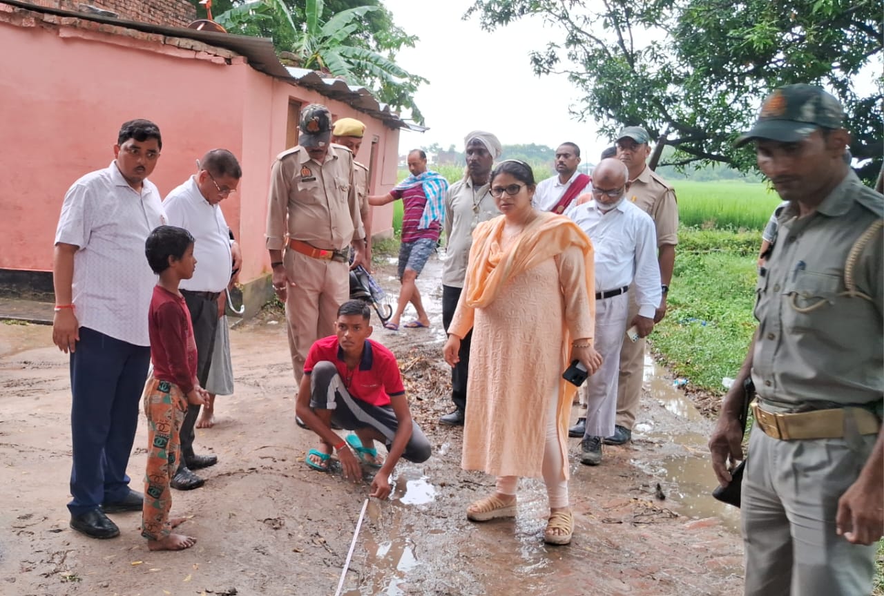 सी0एम0 पोर्टल पर प्राप्त भूमि विवाद का जिलाधिकारी ने स्ंवय मौके पर पहुंचकर कराई पैमाइश