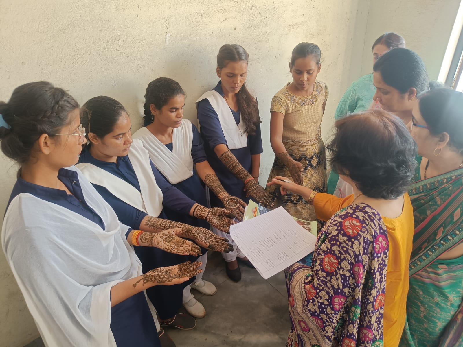 विंध्यवासिनी महाविद्यालय में छात्राओं के बीच मेहंदी प्रतियोगिता; ऐसी डिज़ाइन की प्रथम, द्वितीय एवं तृतीय स्थान चुन पाना निर्णायको को हुआ कठिन