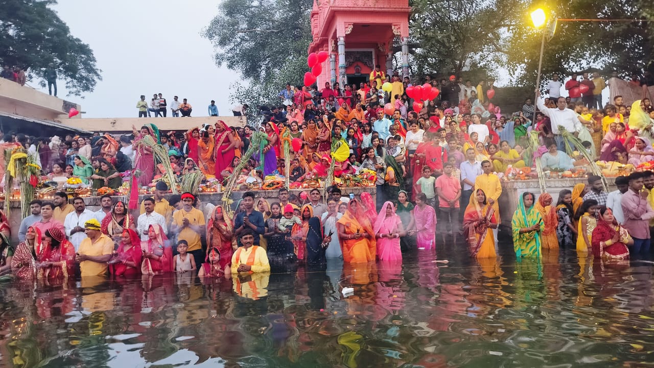 ‘उगा हो सूरज देव, कोइलिया बोले की भईल भिनसार हो’ गीत संग दिया उदयाचल गामी भगवान भास्कर को अर्घ्य 