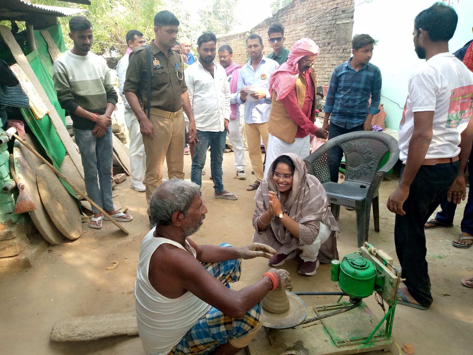 सपा कार्यकर्ताओं ने डोर-टू-डोर किया क्षेत्र में जनसंपर्क; डा ज्योति बिन्द ने भी मतदाताओ से संपर्क कर मांगा वोट