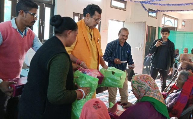 वृद्धाश्रम की महिलाओं पुरुषों को ऊनी स्वेटर, टोपी, मोजा और जूता/जूती का किया वितरण